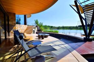 Luxelakes Black Pearl Modern Green Architecture 12