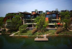 Luxelakes Black Pearl Modern Green Architecture 5