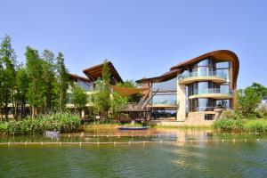 Luxelakes Black Pearl Modern Green Architecture 7